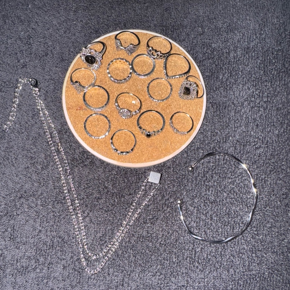 BUNDLE OF SILVER TONE JEWELRY